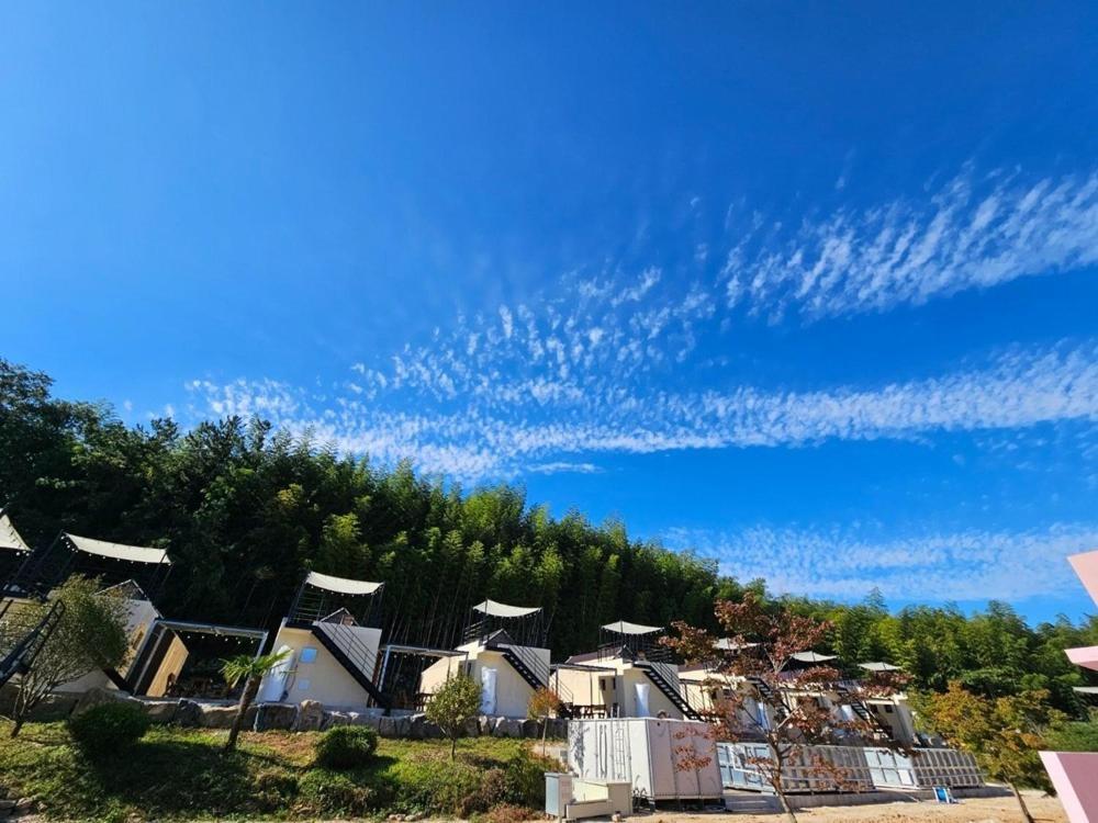 Namhae Siseon Glamping Pension Екстер'єр фото